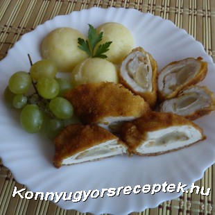 Sajttal-szőlővel töltött csirkemell rolád Sajttal-szőlővel töltött csirkemell rolád