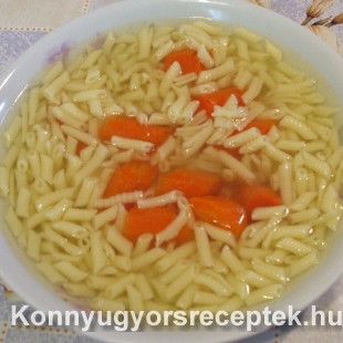 Tyúkhúsleves házi tyúkból csigatésztával Tyúkhúsleves házi tyúkból csigatésztával